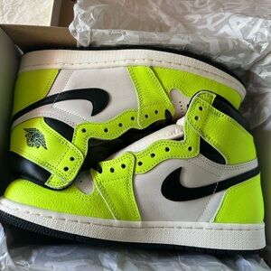 Air Jordan 1 High Voltage Green/ Black Sneakers
SIZES:men’s/youth 6.5 Women’s: 8